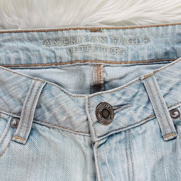 American Eagle Distressed Light Wash Tomgirl Jeans - Picture 4 of 7